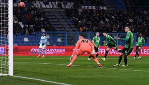 Bek Sassuolo, Tarik Muharemovic, mencetak gol bunuh diri ke gawang Juventus dalam lanjutan Liga Italia Serie A. (Dok. Serie A)