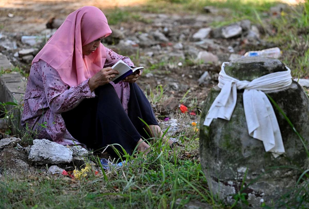 FOTO: Dua Puluh Satu Tahun Tsunami Aceh,  Warga Berziarah ke Kuburan Massal