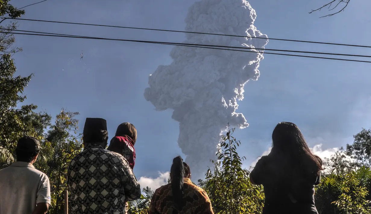 Warga menyaksikan Gunung Merapi meletus di Cangkringan, Yogyakarta, (1/6). Gunung Merapi kembali meletus mengeluarkan abu mencapai ketinggian sekitar 6 kilometer (4 mil) dan berlangsung dua menit. (AP Photo/Slamet Riyadi)