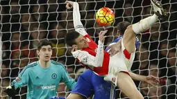 Bek Arsenal, Laurent Koscielny, berebut bola dengan bek sayap Chelsea, Branislav Ivanovic. Sementara buat The Gunners kekalahan itu membuat mereka harus turun dari puncak klasemen ke posisi tiga. (Reuters/John Sibley)