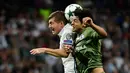 Gelandang Real Madrid, Toni Kroos berebut bola udara dengan gelandang Legia Warsawa, Guilherme Marques pada Liga Champion di stadion Santiago Bernabeu, Spanyol, (18/10). Madrid menang telak atas Legia dengan skor 5-1. (AFP Photo/Pierre-Philippe Marcou)