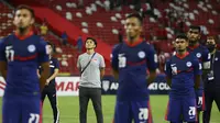 Pelatih Singapura Tatsuma Yoshida dan pemainnya memperhatikan pendukungnya menyanyikan lagu kebangsaan setelah peluit akhir pertandingan leg kedua semifinal Piala AFF Suzuki 2020 menghadapi Timnas Indonesia di Singapura Stadium, Sabtu, 12 Desember. 25, 20