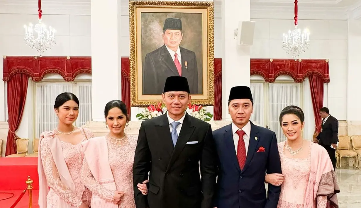 Ketiganya memilih tampil kompak mengenakan kebaya modern berwarna pink. Annisa Pohan tampil apik dengan kebaya soft pink rancangan Wiranti Kurnia.