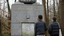 Pengunjung melihat makam filsuf ternama Jerman dan tokoh sosialisme, Karl Marx, di Pemakaman Highgate, London, Selasa (5/2). Tindakan vandalisme dengan menggunakan palu sudah dilaporkan ke kepolisian Scotland Yard. (Tolga AKMEN/AFP)