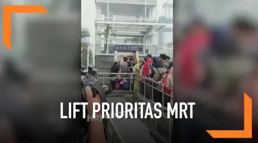 Akibat lift disabilitas MRT yang dipakai warga biasa yang kurang berhak, terjadi antrean masuk hingga meluber ke jalanan.