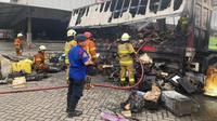 Truk berisi ratusan paket terbakar di Gudang JNE, Kota Bandung, Selasa 31 Desember 2024. (Dok. Damkar Kota Bandung).