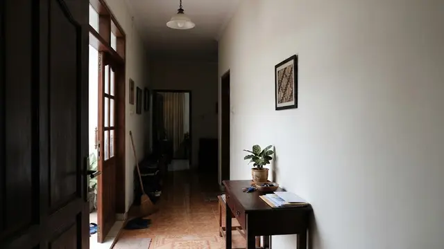Kesalahan tata letak yang membuat area pintu masuk terasa sempit model melupakan cermin di dinding