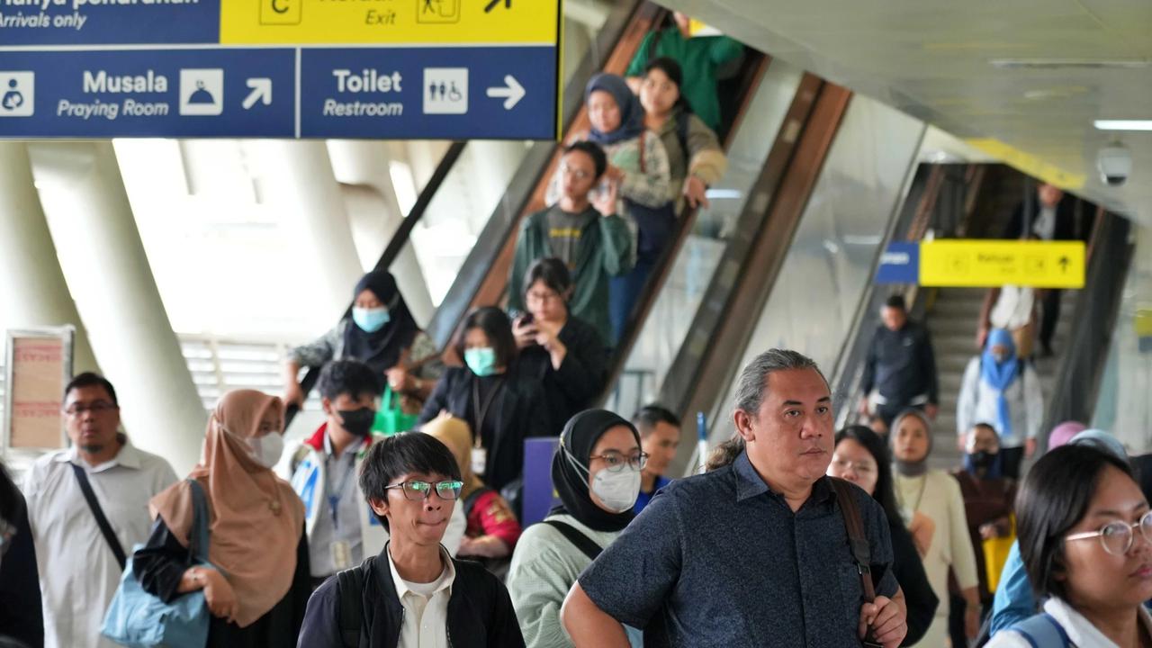 FOTO: LRT Jabodebek Tambah Frekuensi Perjalanan Saat Jam Sibuk Pagi