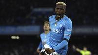 Penyerang Napoli Victor Osimhen merayakan gol yang dicetaknya ke gawang Cagliari dalam pekan ke-16 Liga Italia 2023/2024 di Stadion Diego Armando Maradona, Naples, Minggu (17/12/2023) dini hari WIB. (Alessandro Garofalo/LaPresse via AP)