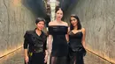 Laura Basuki tampil effortless elegan dengan off shoulder dress hitam dengan detail see-through dari tulle pada bagian rok-nya. Pulasan makeup bold yang berfokus pada aplikasi lipstik merah gelap menambah kesan elegansi pada penampilannya. [@laurabas].