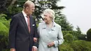 <p>Dalam foto file 18 November 2017 ini memperlihatkan Ratu Inggris Elizabeth II dan Duke of Edinburgh Pangeran Philip, berpose untuk foto di Broadlands yang menandai ulang tahun pernikahan berlian mereka. (Fiona Hanson/PA via AP)</p>