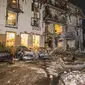 Dalam foto yang disediakan oleh Layanan Darurat Ukraina, petugas pemadam kebakaran memeriksa lokasi serangan rudal Rusia yang menghantam sebuah hotel di Kharkiv, Ukraina, Rabu (10/1/2024). Dua rudal Rusia menghantam hotel tersebut dan melukai 11 orang. (Ukrainian Emergency Service via AP)