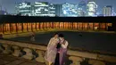 Gambar pada 4 Oktober 2019, wisatawan memainkan kamera mereka saat kunjungan malam ke Istana Gyeongbokgung di pusat Seoul, Korea Selatan. Kunjungan malam tersedia pada minggu ketiga dan keempat setiap bulan mulai dari 26 April sampai 31 Oktober, kecuali pada bulan Agustus. (Photo by Ed JONES / AFP)