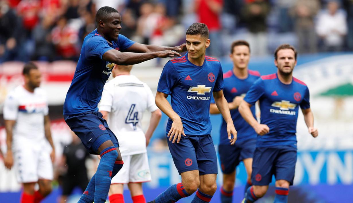 Jose Mourinho mengawali kiprahnya sebagai manajer Manchester United dengan hasil positif. Menghadapi Wigan Athletic dalam laga persahabatan, The Red Devils menang dua gol tanpa balas. (Action Images via Reuters/Lee Smith)