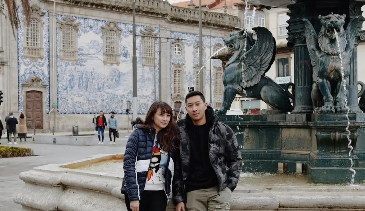 Lagi, Tata Cahyani dan Darma Mangkuluhur berpose berdua mengenakan baju musim dingin. Keduanya kompak pakai puffer jacket dan celana panjang. [Foto: Instagram/darmamh]