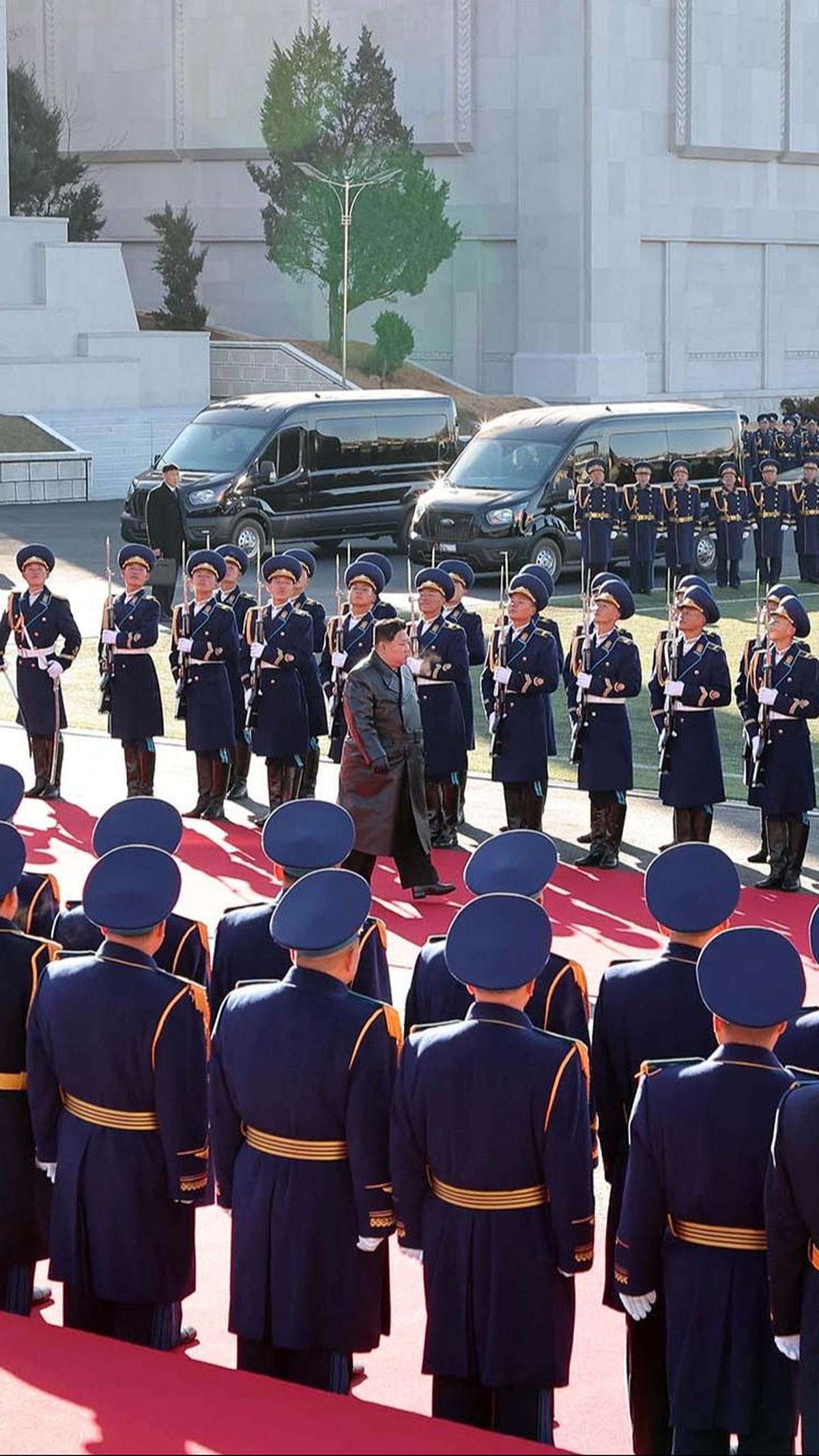 Pyongyang sebelumnya telah bersumpah untuk mengerahkan angkatan bersenjata yang lebih kuat dan persenjataan baru di sepanjang perbatasannya dengan Korea Selatan.