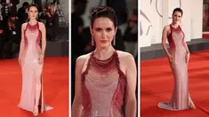 Foto kombinasi saat Rachel Brosnahan berpose untuk fotografer setibanya di pemutaran perdana film 'Dead For A Dollar' selama Festival Film Venesia edisi ke-79 di Venesia, Italia, Selasa, 6 September 2022. (Photo by Joel C Ryan/Invision/AP)