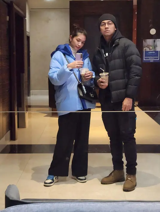 Momen tampil matching pakai puffer jacket dengan gaya yang dipersonalisasi. Mikha memakai jaket biru sesuai dengan sneakers-nya dan Deva dengan sepatu boots-nya. [@miktambayong]