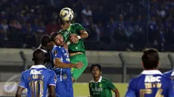 Bek Persebaya United, Otavio Dutra berebut bola atas dengan dua pemain Persib saat laga lanjutan Grup A Piala Presiden 2015 di Stadion Si Jalak Harupat, Bandung, Minggu (6/9/2015). Persebaya kalah 0-2 dari Persib. (Liputan6.com/Helmi Fithriansyah)
