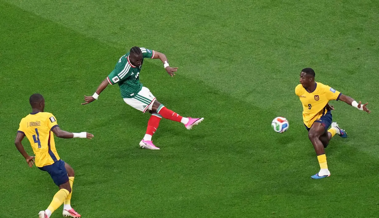 Pemain Meksiko Julian Quinones mencetak gol pertama melewati pemain Ekuador Willian Pacho selama pertandingan sepak bola babak 32 Piala Dunia antara Meksiko dan Ekuador di Mexico City, Selasa, (30/06/2026). (AP Photo/Silvia Izquierdo)