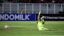 Kiper Timnas Indonesia U-20, Ikram Al Giffari gagal menghalau bola tendangan pemain Timor Leste, Luis Figo pada laga Grup F Kualifikasi Piala Asia U-20 2025 di Stadion Madya, Senayan, Jakarta, Jumat (27/09/2024). (Bola.com/Bagaskara Lazuardi)