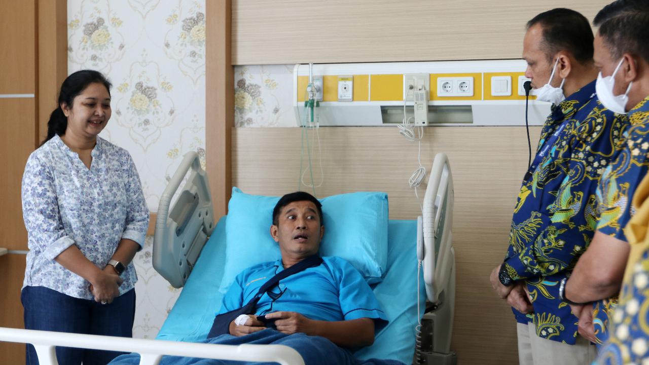 Direktur Hubungan Kelembagaan Khaidir Abdurrachman didampingi Kepala Divisi Layanan Koes Ariyanto beserta jajaran membesuk Kapolda Jambi Irjen Pol Rusdi Hartono