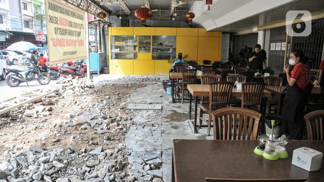Makan Badan Jalan, Ruko di Pluit Dibongkar