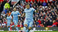 Sergio Aguero mencetak gol keduanya untuk memperkecil kedudukan menjadi 2-4  (Reuters / Jason Cairnduff)