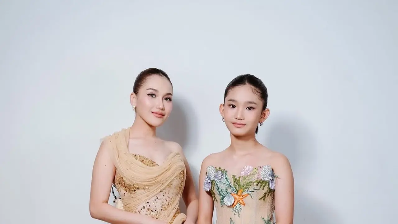 Bak Pinang di Belah Dua, Gaya Kompak Ibu-Anak Ayu Ting-Ting dan Bilqis Manggung Bareng dengan Busana Glamor hingga Tartan