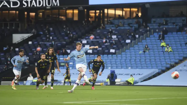 Gelandang Manchester City, Kevin de Bruyne, saat mengeksekusi penalti ke gawang Arsenal
