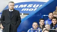 Manajer Chelsea, Carlo Ancelotti berdiri menyaksikan anak didiknya berlaga pada partai lanjutan Liga Premier kontra Manchester City di Stamford Bridge, London, 27 Februari 2010. AFP PHOTO/IAN KINGTON