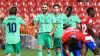 Penyerang Real Madrid, Karim Benzema (kedua kiri) berselebrasi usai mencetak gol ke gawang Granada pada pertandingan lanjutan La Liga Spanyol  di stadion Nuevo Los Carmenes di Granada (13/7/2020). Madrid menang tipis 2-1 atas Granada. (AFP/Jorge Guerrero)