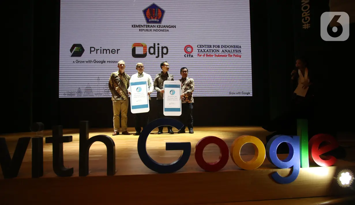 Dirjen Pajak Suryo Utomo (kedua kanan), President Google Asia Pacific Scott Beaumont (kiri), Managing Director Google Indonesia Randy Jusuf dan Direktur Eksekutif CITA, Yustinus Prastowo (kanan) dalam pelucuncuran "Grow With Google" di Jakarta, Selasa (18/2/2020). (Liputan6.com/Angga Yuniar)