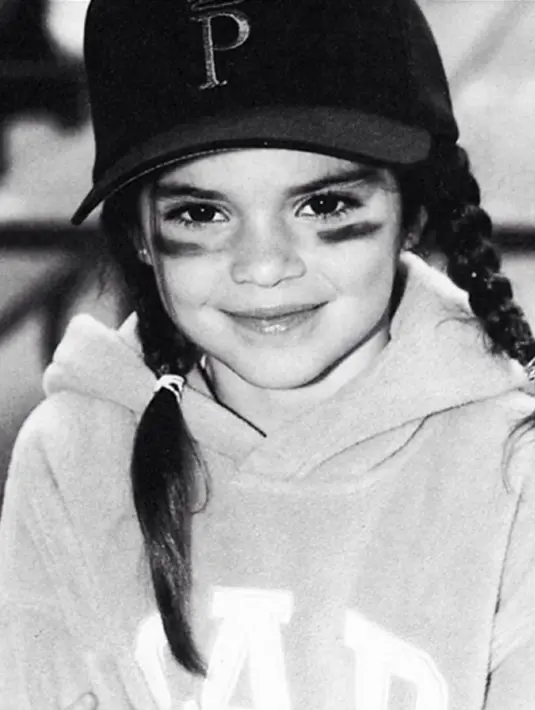 Kendall Jenner kecil bergaya ala pemain baseball, kini dirinya telah bertransformasi menjadi supermodel yang banyak dilirik oleh brand-brand fashion ternama. (via instagram/@kendalljenner)