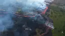 Aliran lava dari Gunung berapi Kilauea yang meletus mengalir dari celah dekat Pahoa, Hawaii, 19 Mei 2018.  Gunung Kilauea mulai meletus pada 3 Mei dan memaksa 2.000 orang mengungsi dari rumah mereka di sekitar pegunungan. (U.S. Geological Survey via AP)