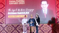 Anwar Fuady meraih penghargaan sebagai The Legend of Bumi Sriwijaya dalam Malam Anugerah Lintas Politika Award 2023 (Liputan6.com / Nefri Inge)