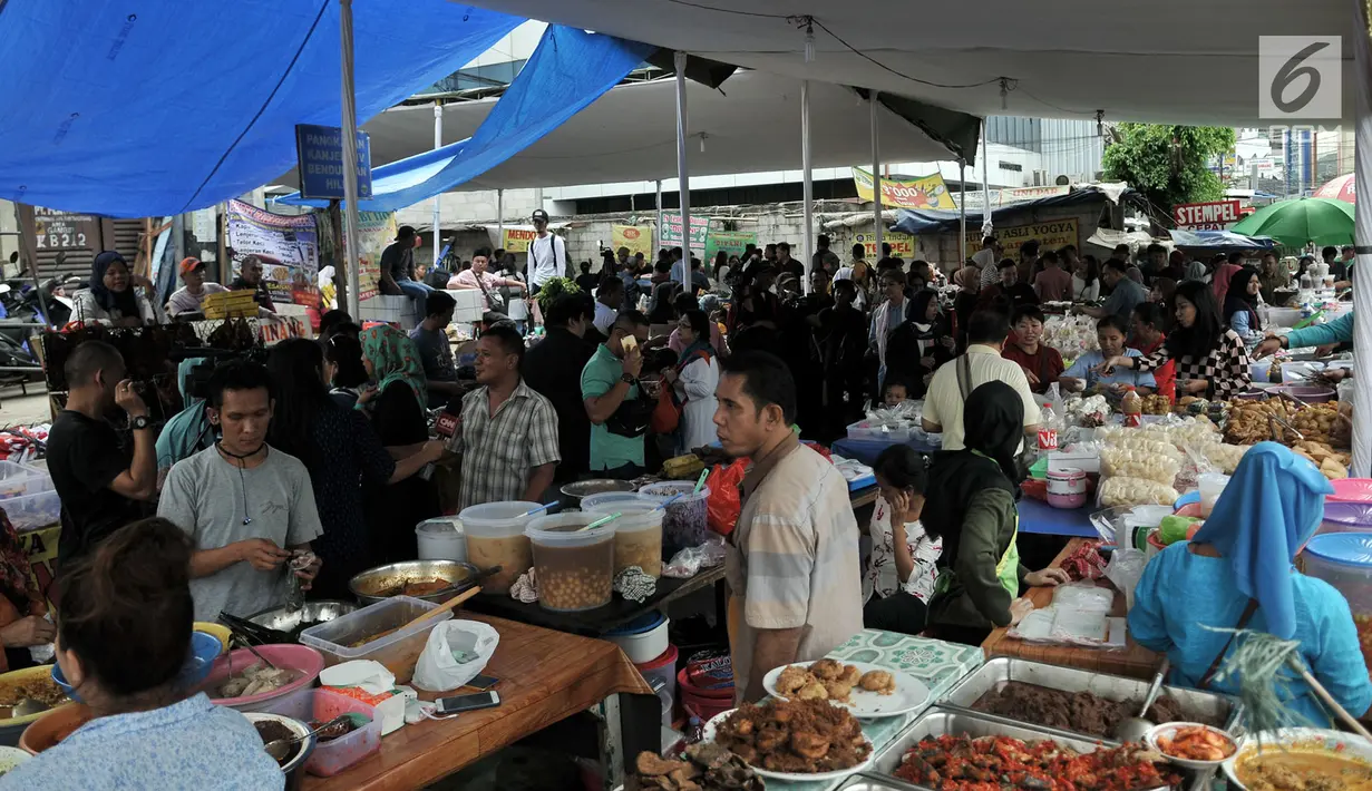 Suasana saat warga berburu makanan dan minuman untuk berbuka puasa atau takjil di kawasan Bendungan Hilir, Jakarta, Kamis (17/5). Makanan yang dijual di antaranya camilan ringan, kolak, minuman dingin hingga lauk pauk. (Merdeka.com/Iqbal Nugroho)