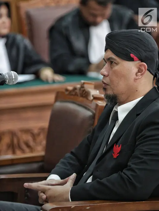 Terdakwa Ahmad Dhani menjalani sidang lanjutan atas kasus ujaran kebencian di PN Jakarta Selatan, Senin (28/1). Dalam sidang beragendakan vonis tersebut, hakim menuntut Ahmad Dhani dengan pidana penjara 1 tahun 6 bulan. (Liputan6.com/Faizal Fanani)