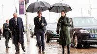 Kate Middleton dan Pangeran William Kenakan Busana Gelap di Bawah Guyuran Hujan