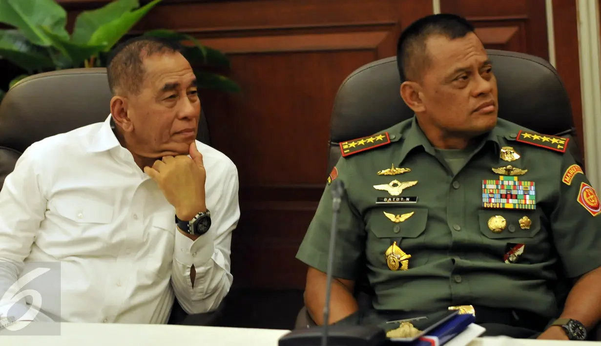 Menhan Ryamizard Ryacudu (kiri) dan Panglima TNI Jenderal TNI Gatot Nurmantyo saat menghadiri Rapim Kemhan RI Tahun 2016, Jakarta, Selasa (12/1/2016). Rapat membahas tentang meningkatkan sistem pertahanan negara. (Liputan6.com/Johan Tallo)