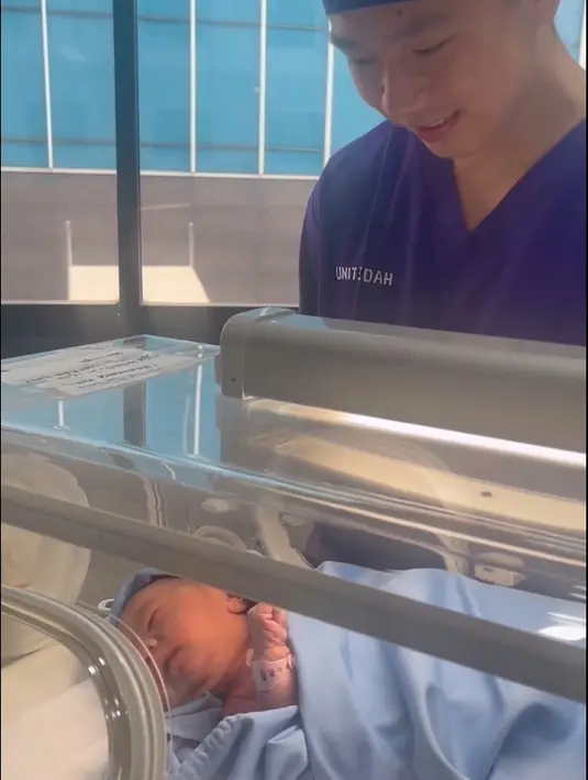 Rona kebahagiaan begitu terpancar dari andalan pemain bulu tangkis Indonesia itu. Salah satu pemain ganda putra itu resmi menjadi seorang ayah pada Senin 8 Januari. [Instagram/liliana_tanoesoedibjo]