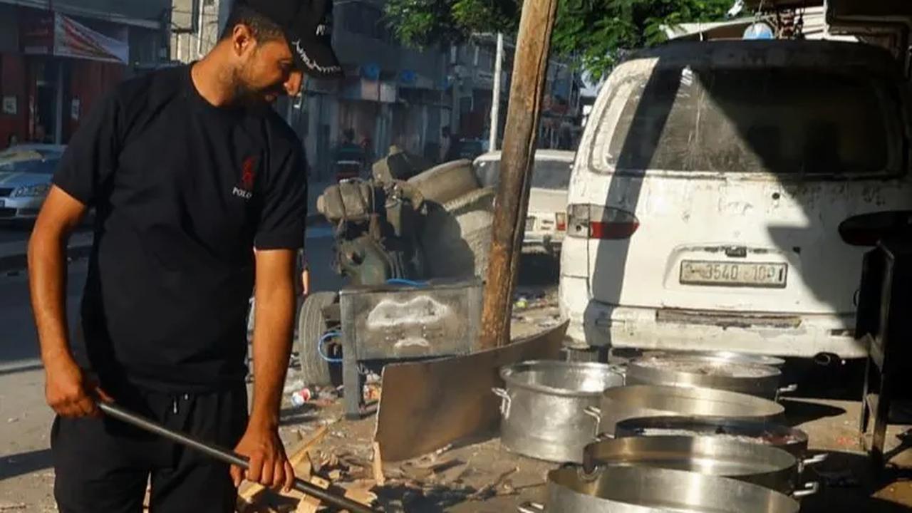 Mereka terpaksa menggunakan kayu bakar sebagai pengganti gas dan minyak untuk keperluan memasak sehari-hari.<br>