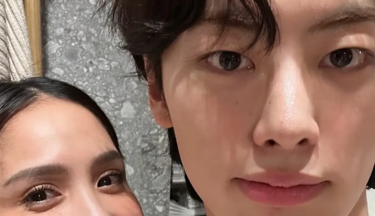 Nagita juga tampak bertemu dengan  Lee Won Jung. Keduanya pun foto selfie yang tampak begitu akrab. [@raffinagita1717]