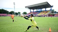 Zulkarnain Zakaria saat melatih kiper Semen Padang, Rendi Oscario. (Bola.com/Arya Sikumbang)