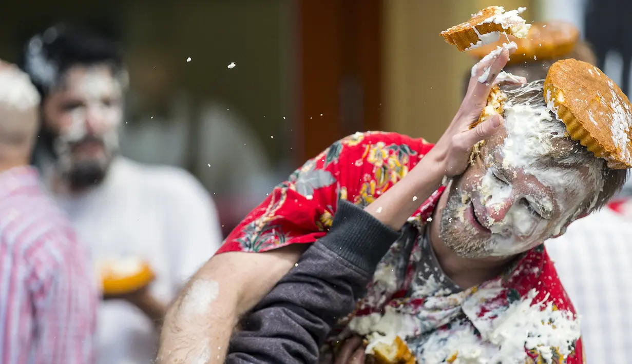 Peserta saat mengikuti perang kue pie di Berlin, Jerman, 19 Juni 2015. Acara ini diselenggarakan oleh sebuah bioskop di Jerman. (REUTERS/Hannibal Hanschke)