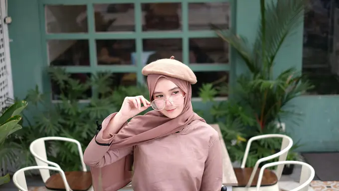 Trik Fashion dan Makeup Untuk Pipi Chubby (photo by pexels.com)