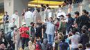 <p>Gubernur DKI Jakarta, Anies Baswedan (tengah) hadir di tengah penonton saat laga pembuka International Youth Championship 2021 antara Bali United U-18 melawan Atletico Madrid U-18 di Jakarta International Stadium, Jakarta, Rabu (13/04/2022). (Bola.com/Bagaskara Lazuardi)</p>