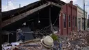 Seorang pria melihat bangunan yang sebagian runtuh setelah Badai Ida di Houma, Louisiana, Sabtu (4/9/2021). Ida menerjang pesisir Louisiana pada Minggu, 30 Agustus 2021, sebagai badai Kategori 4, terkuat kelima yang melanda Amerika. (AP Photo/John Locher)