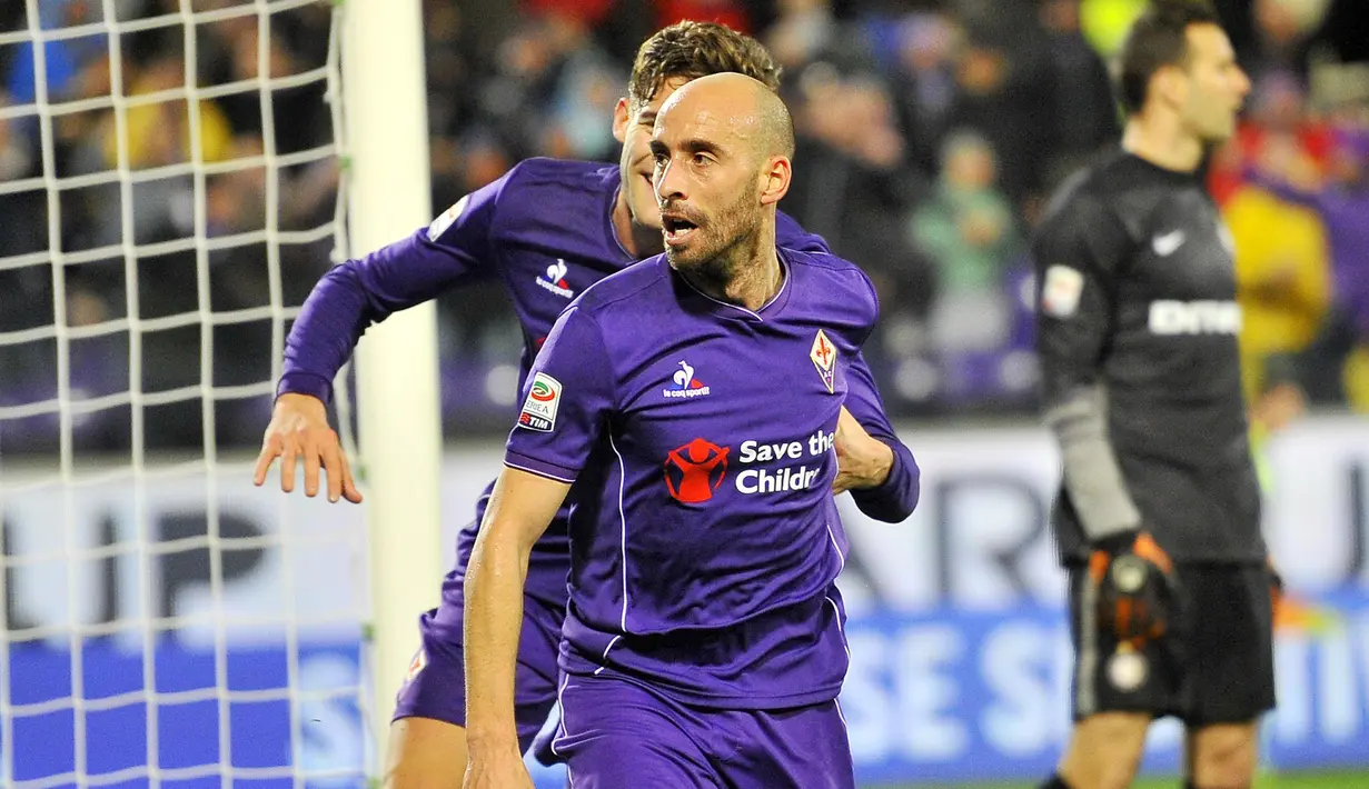Ekspresi pemain Fiorentina, Borja Valero, setelah mencetak gol ke gawang Inter Milan dalam laga Serie A Italia di Stadion di Artemio Franchi, Firenze, Senin (15/2/2016) dini hari WIB. (EPA/Maurizio Degl' Innocenti)