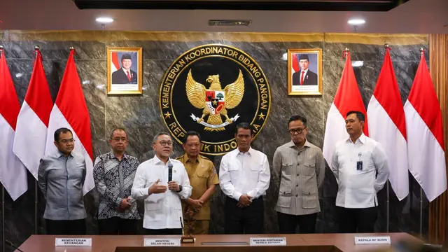 Menteri Koordinator Bidang Pangan, Zulkifli Hasan di Kantor Kemenko Bidang Pangan, Jakarta, Rabu (12/11/2024). (Foto: Liputan6.com/Arief RH)